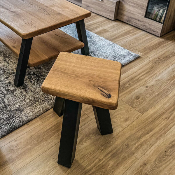 dubový noční stolek s bohatou texturou dřeva a elegantním designem.